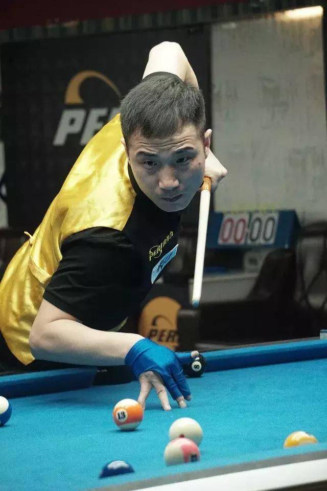 中场球员在 中场球员在